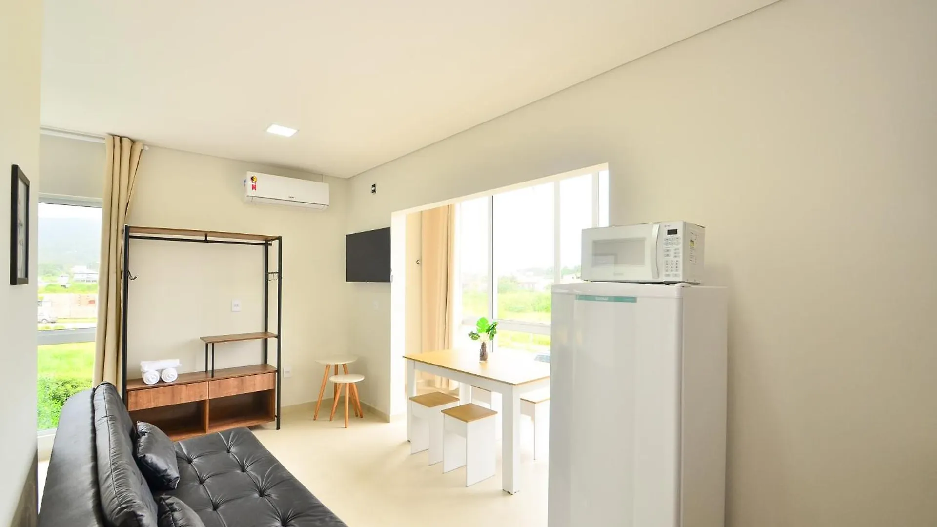 Apartamento InHome - Estúdio superior 01, ambiente bem iluminado para 2 hóspedes no Campeche N1562 Florianópolis